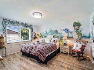 CLICK on picture to enlarge. Command Key F11 makes it even bigger. With the large picture a SLIDE SHOW is automatically activated. To go BACK and FORTH click on the LEFT or RIGHT side of the big picture. To finish the SLIDE SHOW click in the darkened area or on (x).