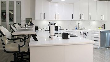 CLICK on picture to enlarge. Command Key F11 makes it even bigger. With the large picture a SLIDE SHOW is automatically activated. To go BACK and FORTH click on the LEFT or RIGHT side of the big picture. To finish the SLIDE SHOW click in the darkened area or on (x).