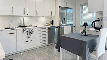 CLICK on picture to enlarge. Command Key F11 makes it even bigger. With the large picture a SLIDE SHOW is automatically activated. To go BACK and FORTH click on the LEFT or RIGHT side of the big picture. To finish the SLIDE SHOW click in the darkened area or on (x).